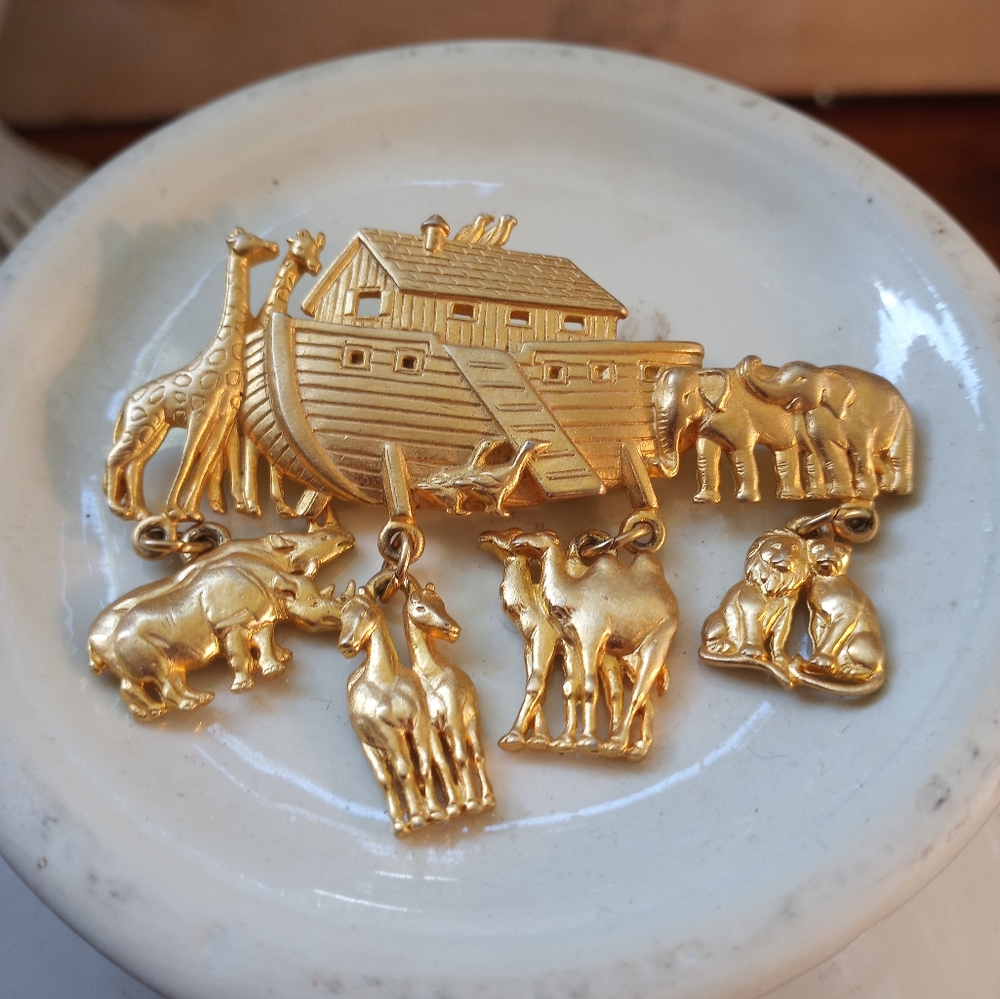 1980 J J Jonette Gold Noah's Ark Brooch with Animal Charms